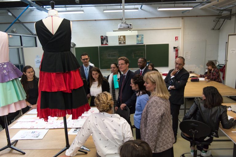 L’ambassadeur découvre les formations du lycée Bolland