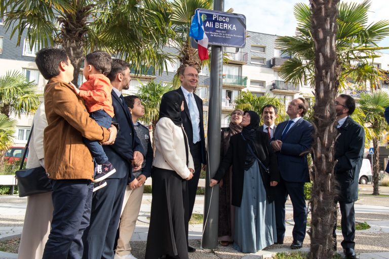 L’esplanade de la mosquée devient la place Ali Berka