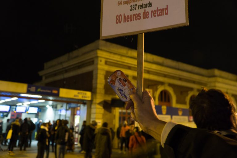 Des boîtes de sardines contre les trains supprimés