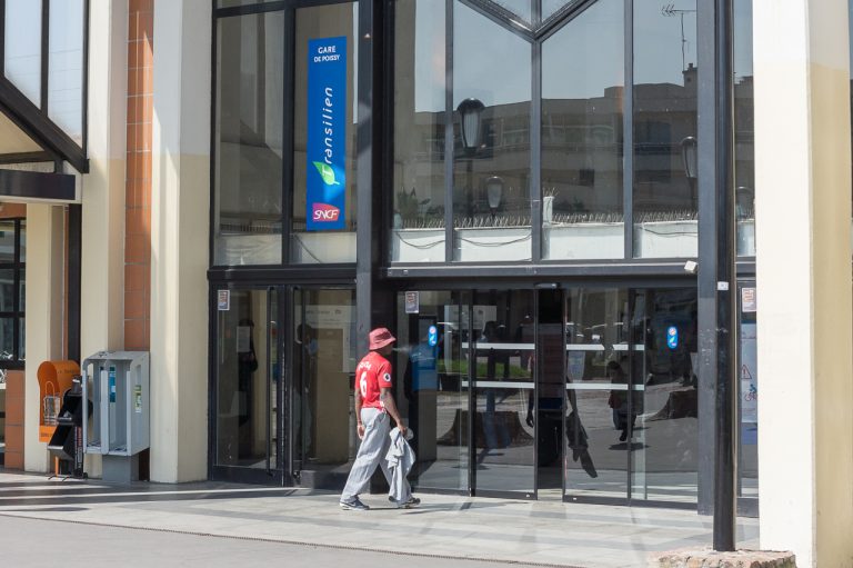 Il menace une femme et des policiers