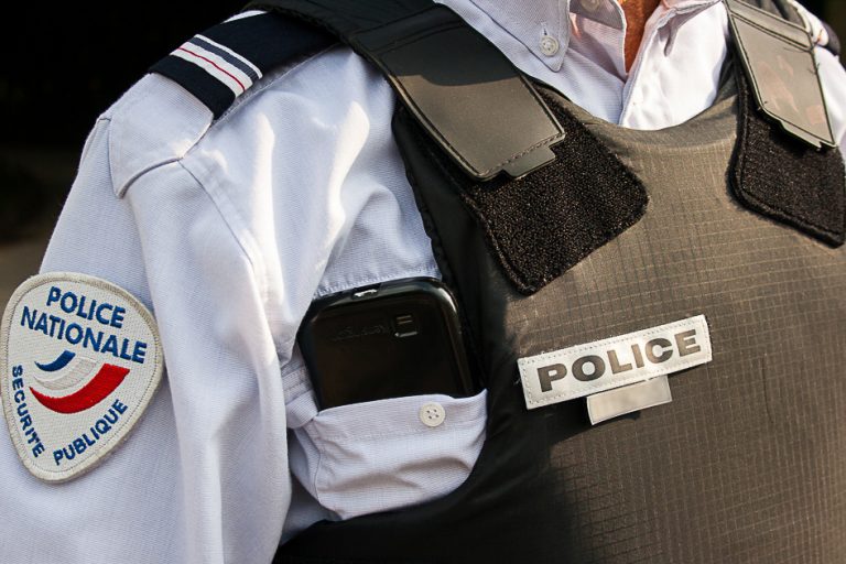 Il vole une voiture, mais oublie d’enlever le frein à main