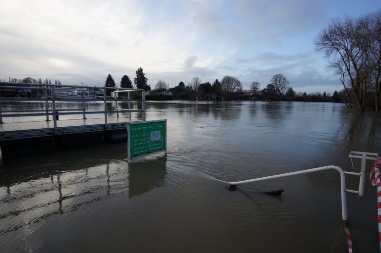 De Juziers à Meulan-en-Yvelines, l’eau envahit les îles, l’électricité lâche