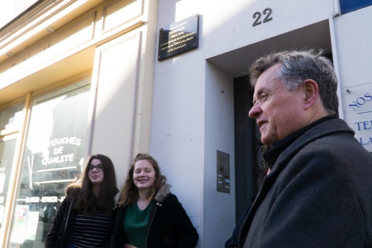 Une plaque en hommage à la famille juive déportée