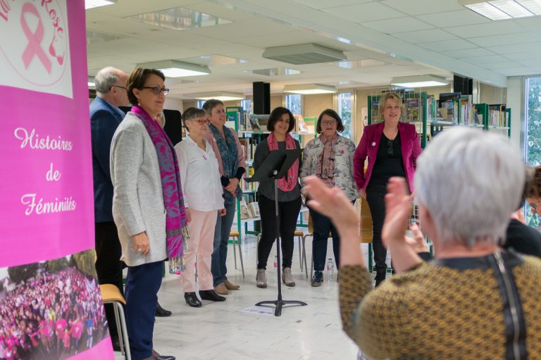 Cancer du sein : elles lisent des témoignages féminins dans les médiathèques