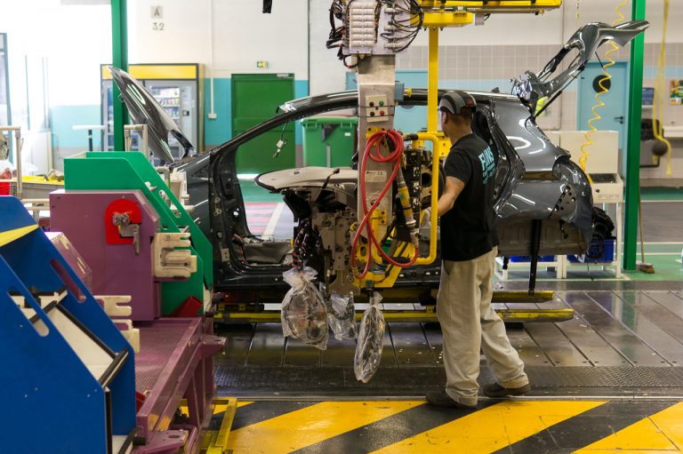 Renault Flins : 350 CDI dont  « plus de 75 % » iront aux intérimaires