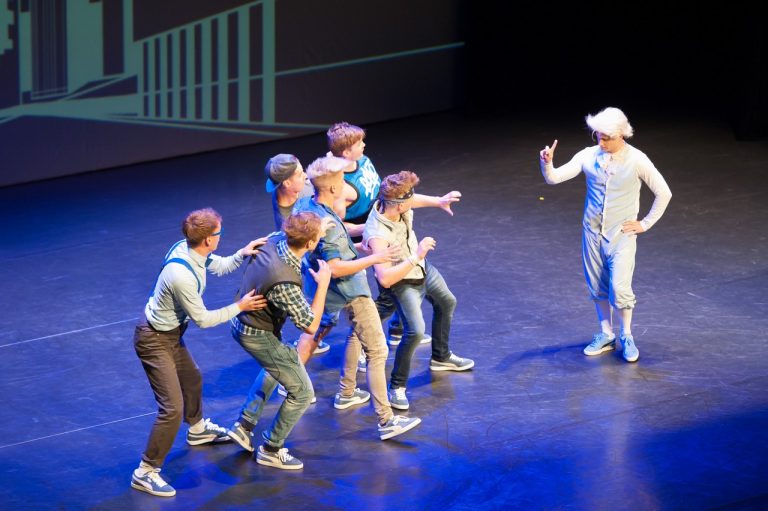 Des breakdancers dansent sur Mozart