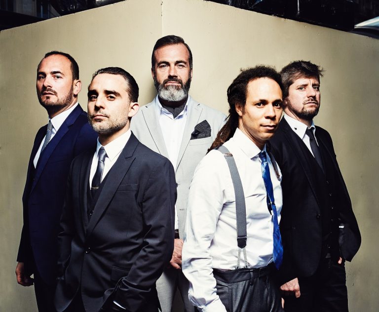 Electro Deluxe en concert haut en couleur