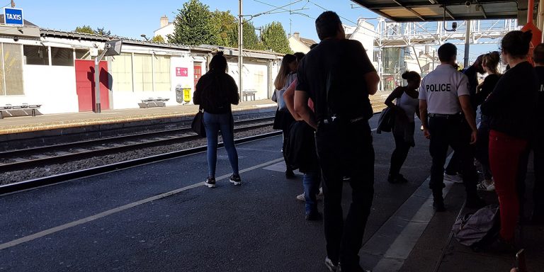 Bousculée, elle tire les cheveux d’une passagère