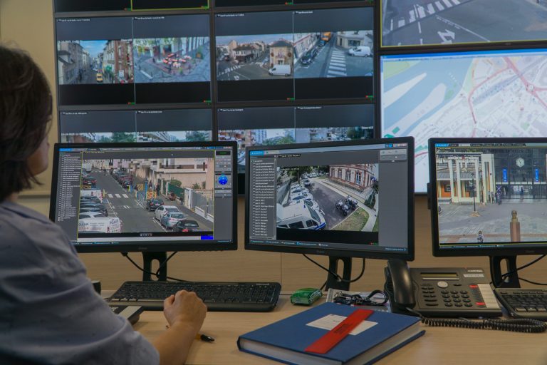 A moto, il percute une voiture en stationnement