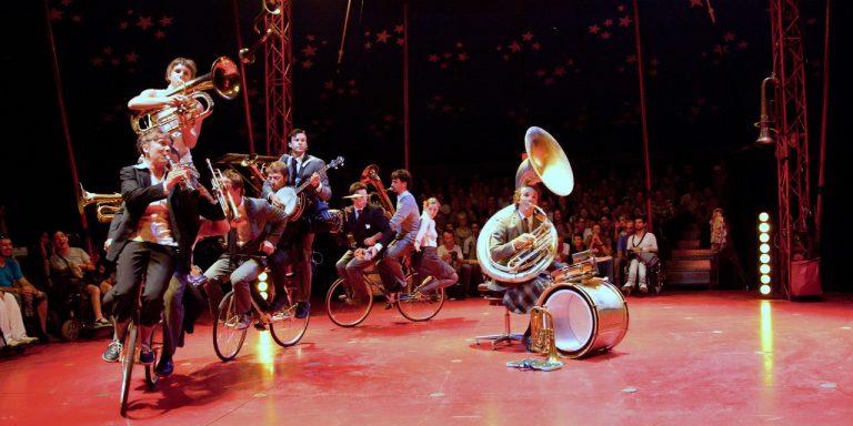 Un numéro de vélo acrobatique donné au parc