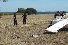 Atterrissage d’urgence d’un avion dans un champ