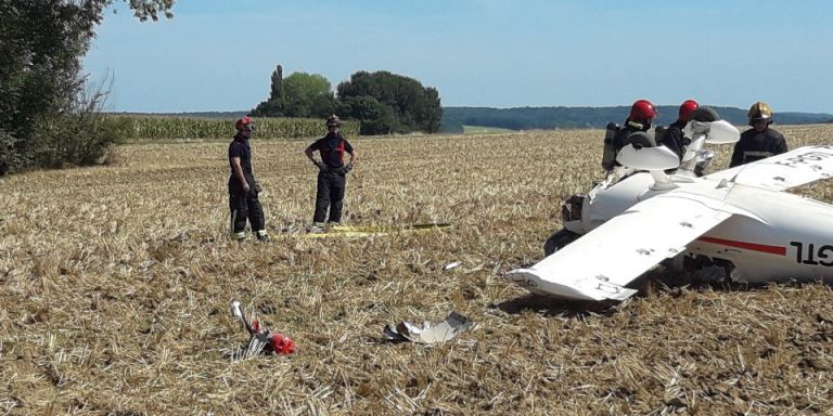 Atterrissage d’urgence d’un avion dans un champ