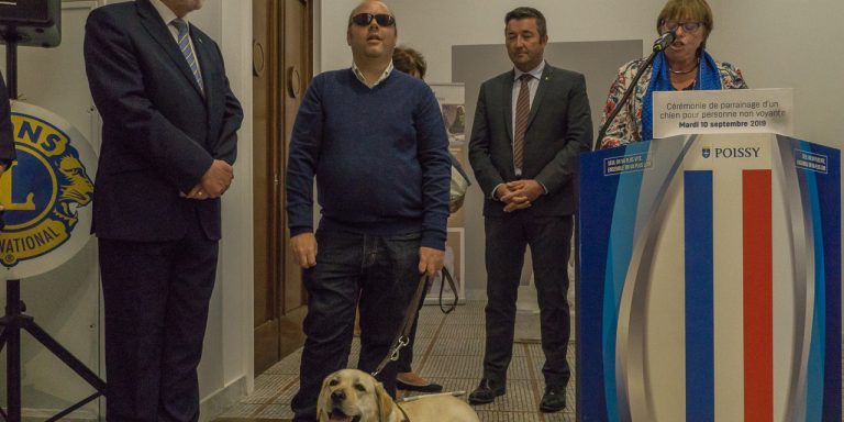 Un chien guide d’aveugle parrainé grâce à une exposition