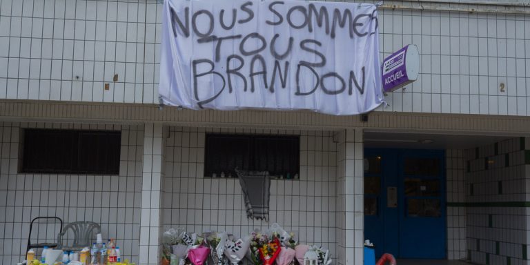 Emotion après le décès de Brandon, poignardé au pied des tours Ader