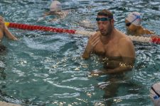 Alain Bernard prodigue ses conseils aux jeunes nageurs