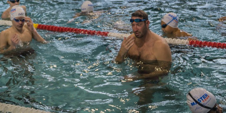 Alain Bernard prodigue ses conseils aux jeunes nageurs