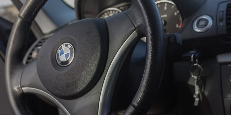 Des volants de BMW dérobés sur un parking