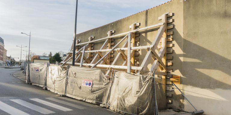 De nouvelles fissures à la maison centrale