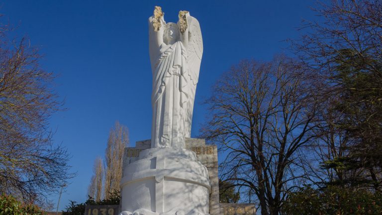 Le monument aux morts de la batellerie dégradé par le temps
