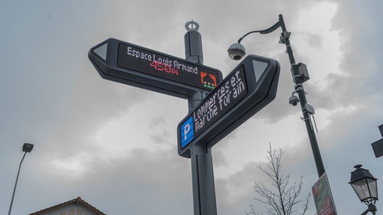 Des panneaux indicateurs intelligents dans les rues