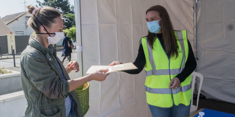 Des masques enfants distribués pour rassurer les parents