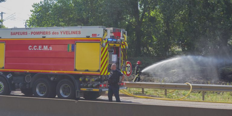 Un feu de broussailles paralyse la circulation
