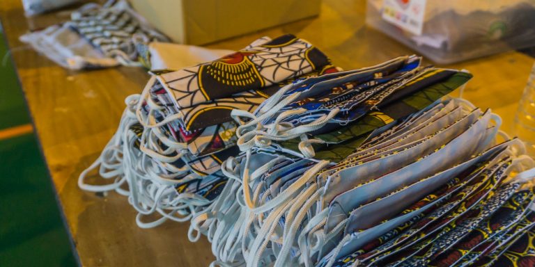Des masques pour les habitants, fabriqués par les habitants