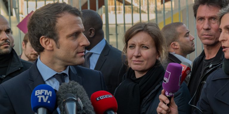 Macron en visite : entre éloges et stigmatisation, deux visions s’opposent