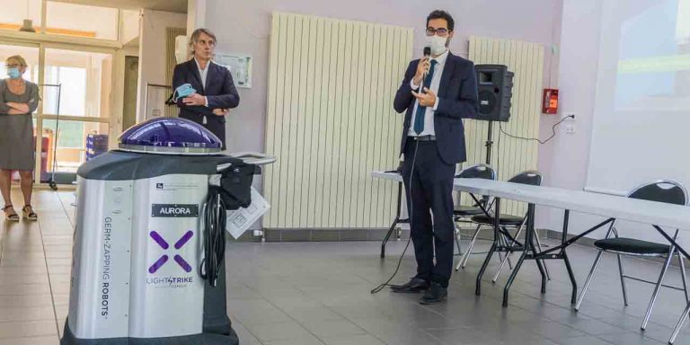 Un robot permettant de lutter contre le Covid-19 présenté aux élus