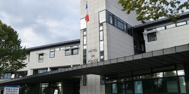 Deux anciens policiers locaux placés en garde à vue