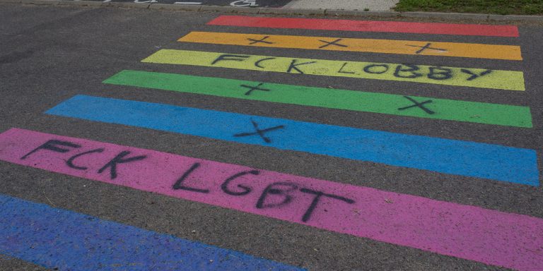 Des messages homophobes tagués sur le passage piéton arc-en-en-ciel