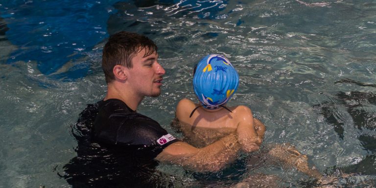 Pour éviter les noyades, des champions initient les enfants à la natation