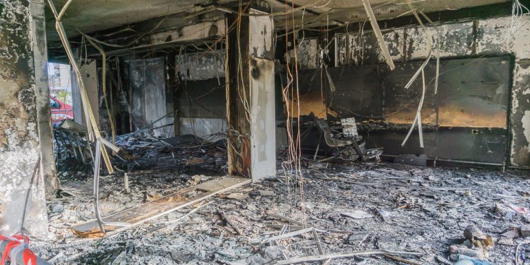 Un salon de coiffure part en fumée dans un incendie