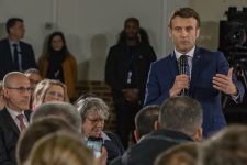 Le candidat Macron comme à la maison pour sa première sortie