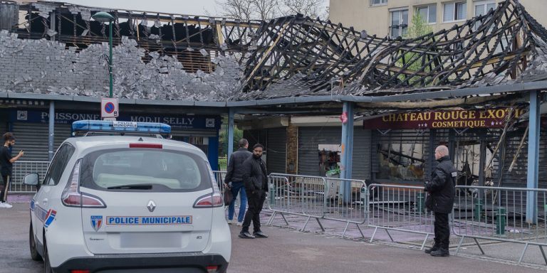 Un incendie ravage le centre commercial des Merisiers