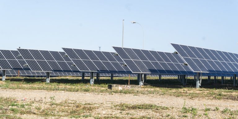 Le site pétrolier de TotalEnergies s’offre « la plus grande centrale solaire d’Île-de-France »