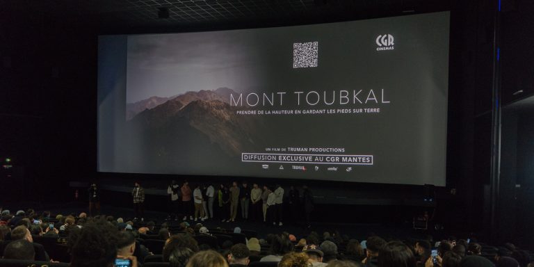 Des jeunes gravissent le Mont Toubkal pour construire une école au Maroc