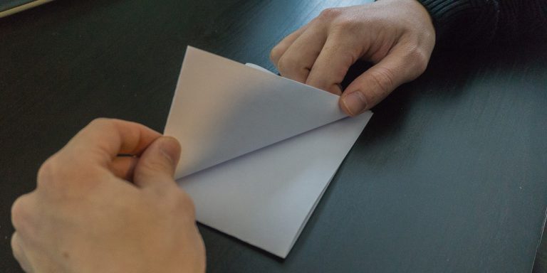 Adultes et adolescents initiés à l’art de l’origami