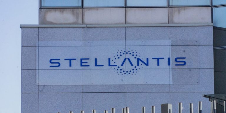 Le Département signe une convention de partenariat avec Stellantis