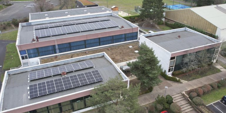La Ville installe des panneaux photovoltaïques sur le toit du Cosec