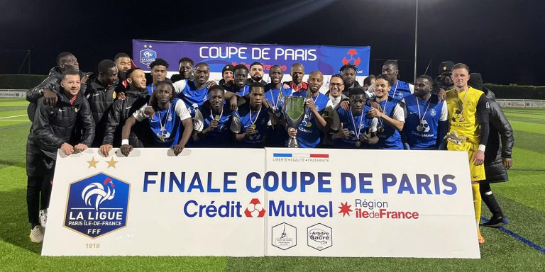 Le FC Mantois soulève la Coupe de Paris