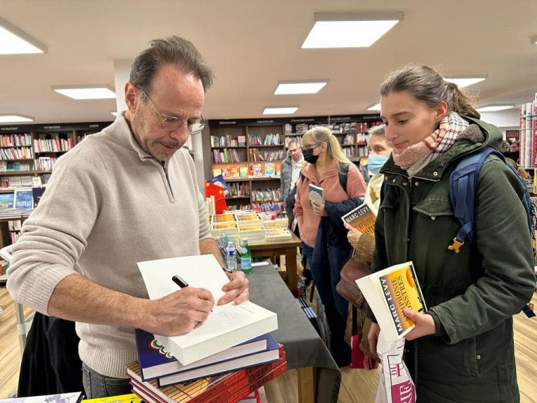 Marc Lévy à la rencontre de ses fans à la librairie du Pincerais