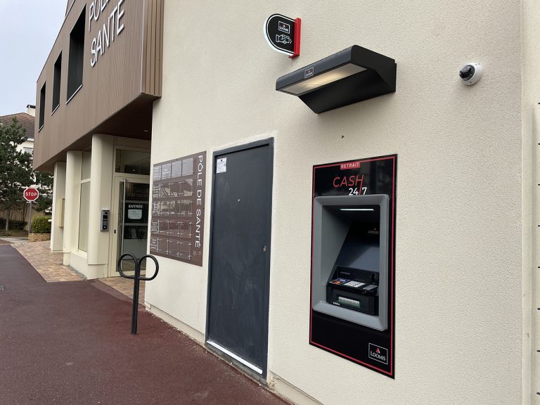 Un distributeur de billets enfin installé sur la place Charles de Gaulle