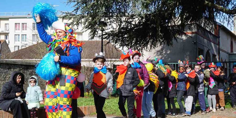Les enfants font les clowns pour le carnaval