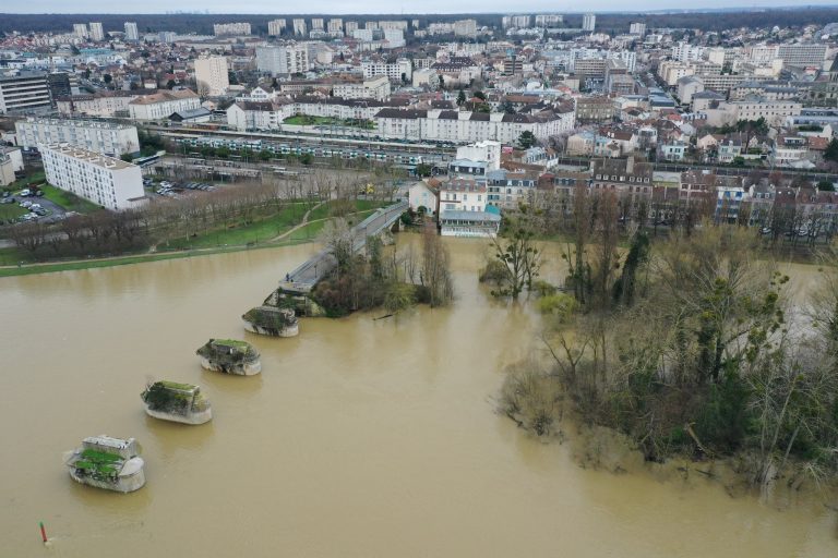 Le niveau de la Seine continue de grimper