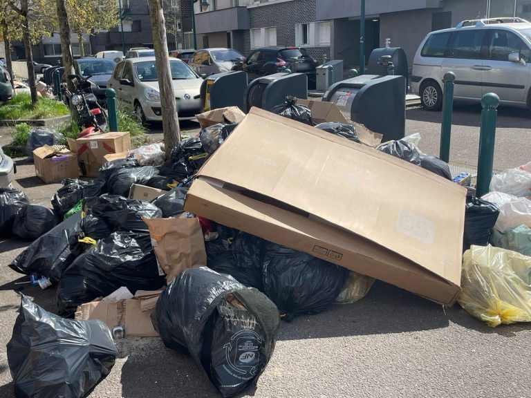 Au Val-Fourré, les poubelles font le trottoir