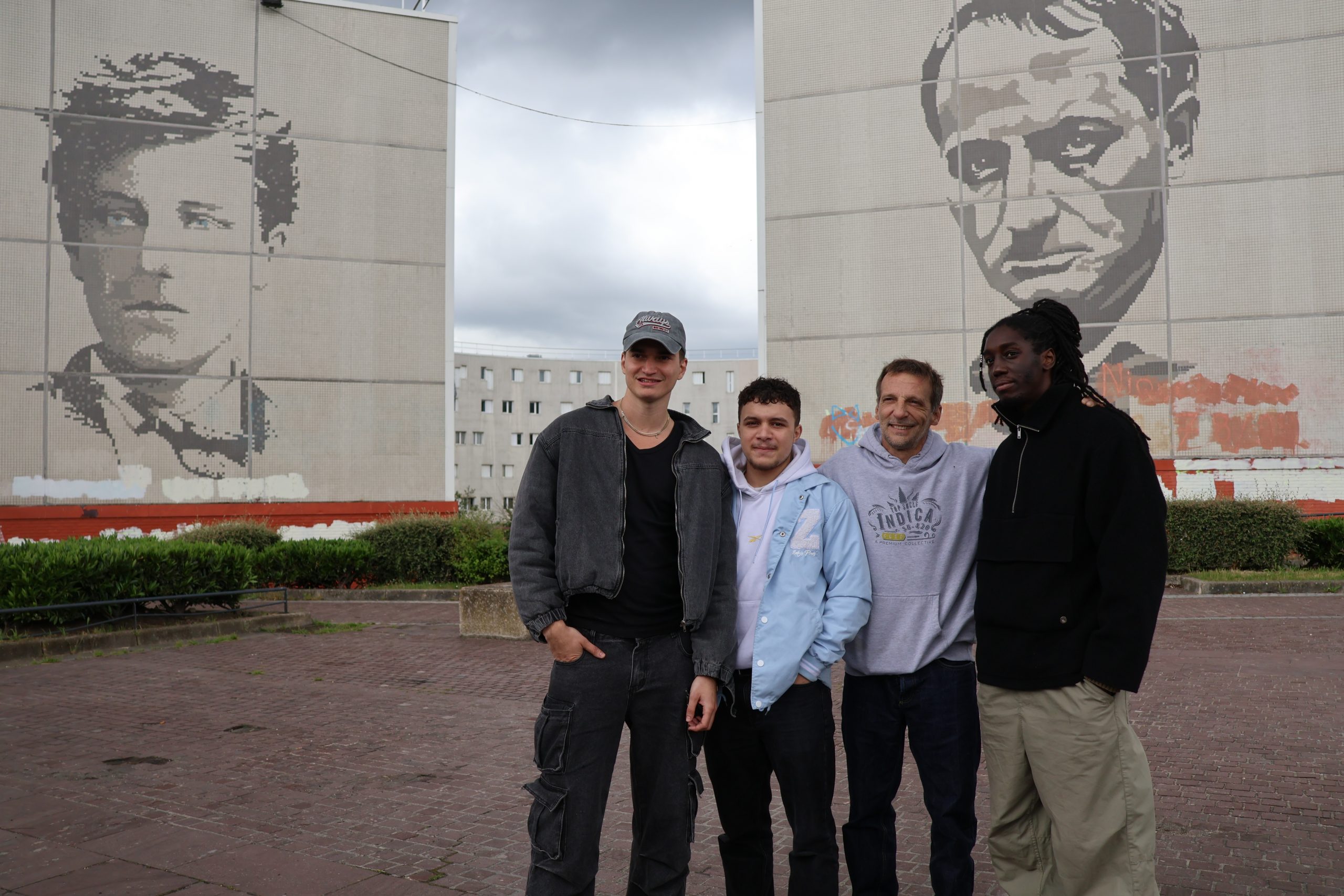 Après la séance de questions-réponses avec les collégiens, Mathieu Kassovitz, Alexander, Samy et Alivor sont allés se balader sur les anciens lieux de tournage de La Haine