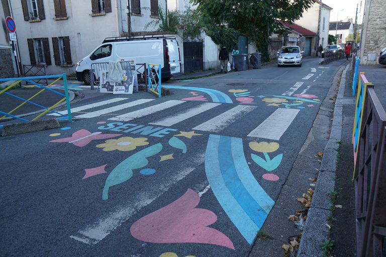 Des fresques pour apaiser la circulation aux abords des écoles