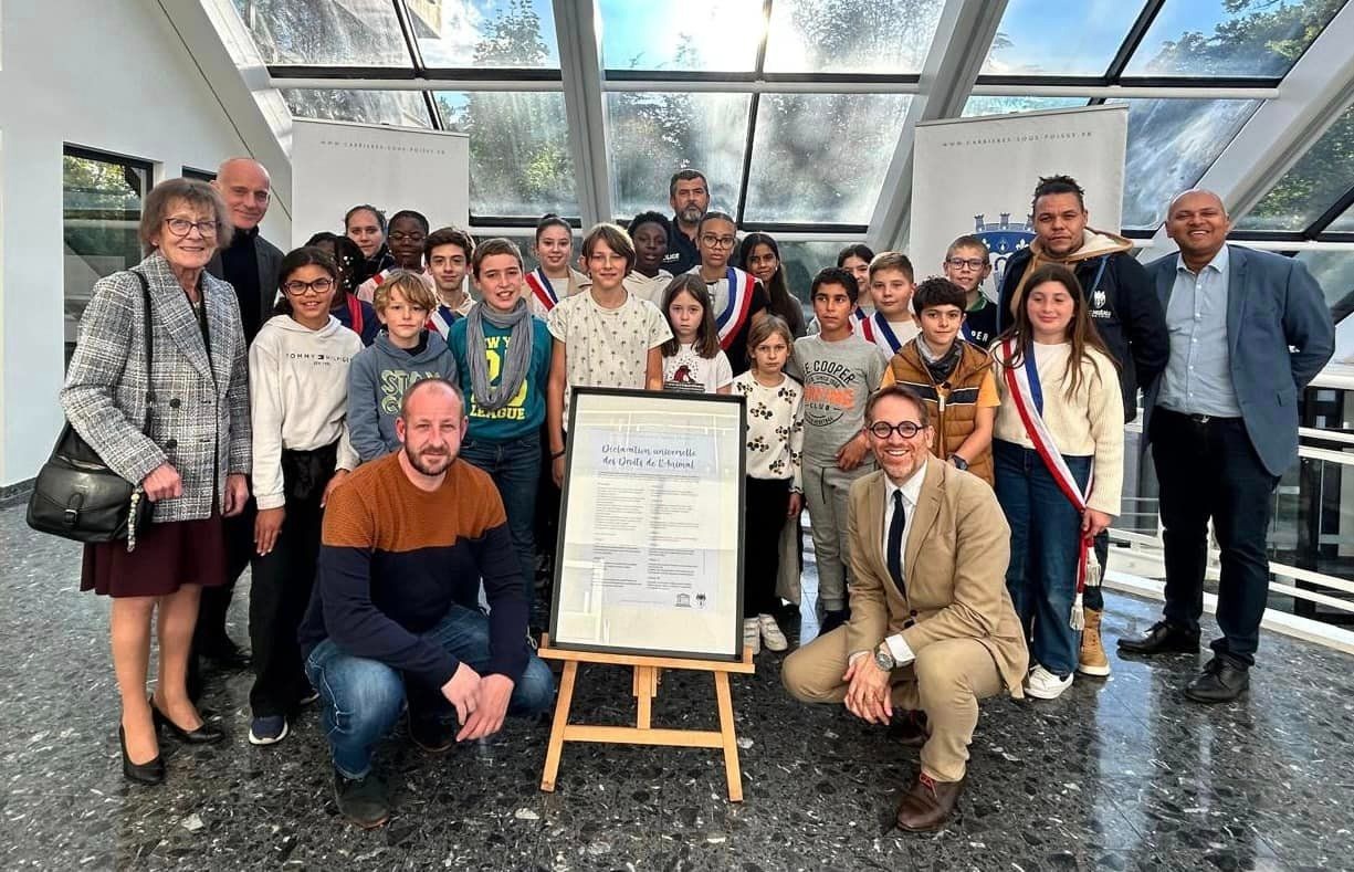 Une plaque de la Déclaration universelle des droits de l’animal posée