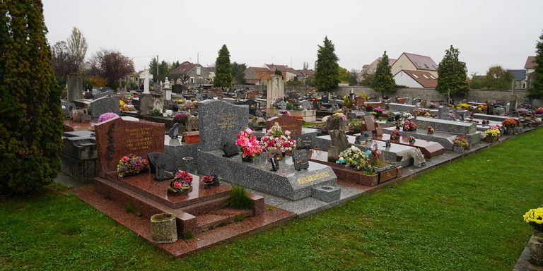 Pour la Toussaint, les Villes chouchoutent leur cimetière